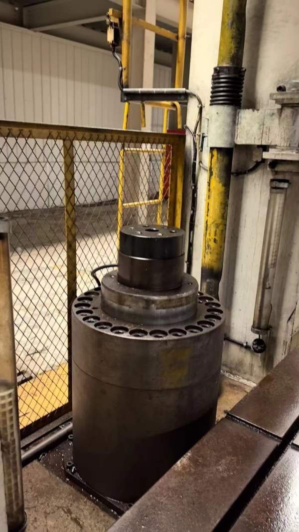合肥锻压1000吨，台面4.6/2.6米。多点顶出。长沙工厂.