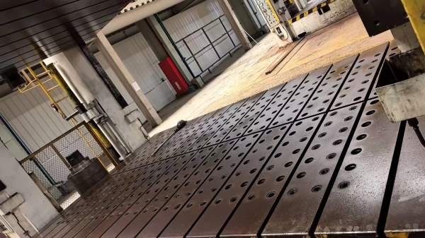 合肥锻压1000吨，台面4.6/2.6米。多点顶出。长沙工厂.