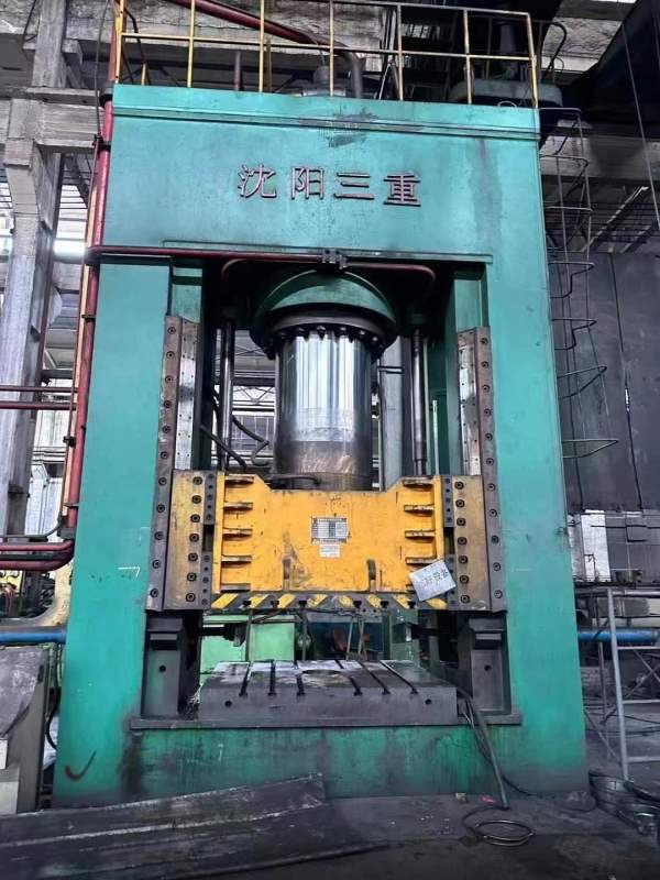 1600吨锻造液压机。闭式模锻、碾环开坯冲孔、双动闭式.
