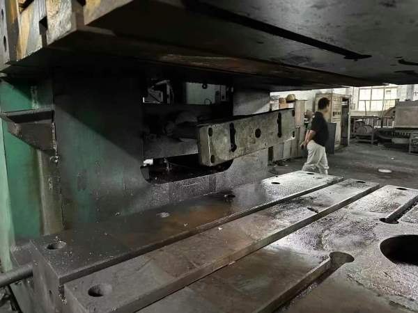 1600吨锻造液压机。闭式模锻、碾环开坯冲孔、双动闭式.