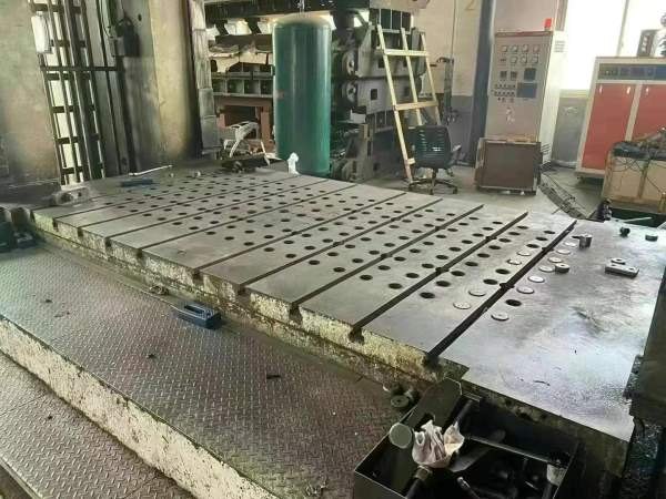 上海汽车模具厂出售：合肥液压机800吨   设备安装少用.