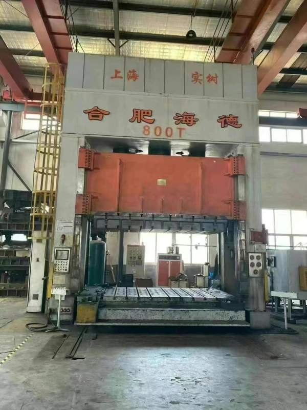 上海汽车模具厂出售：合肥液压机800吨   设备安装少用.