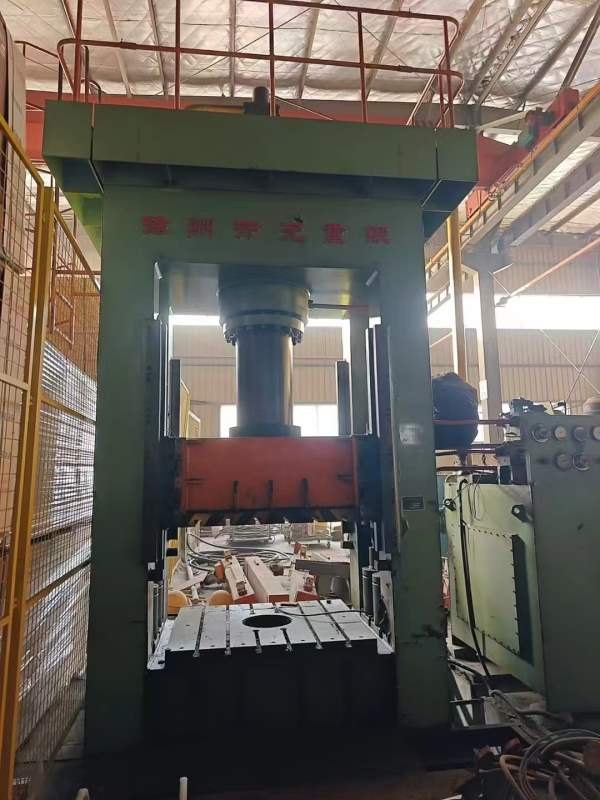 徐州500吨框架液压机，台面1.4米1.4米，开口1.5米，行.