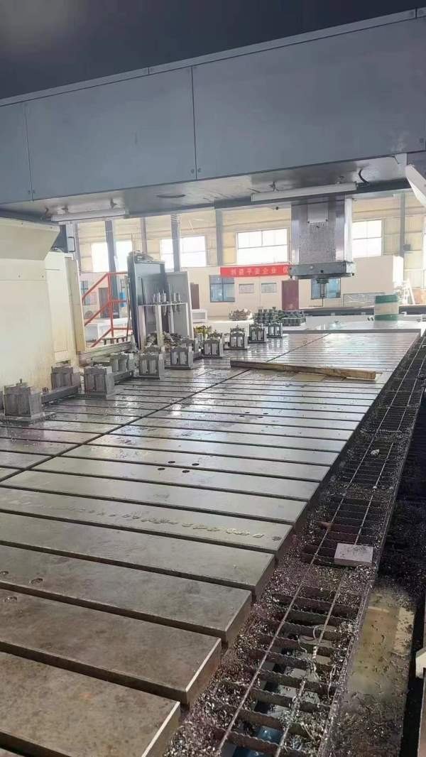 一台纽威6033龙门带自动头一台纽威8033龙门，带自动头.