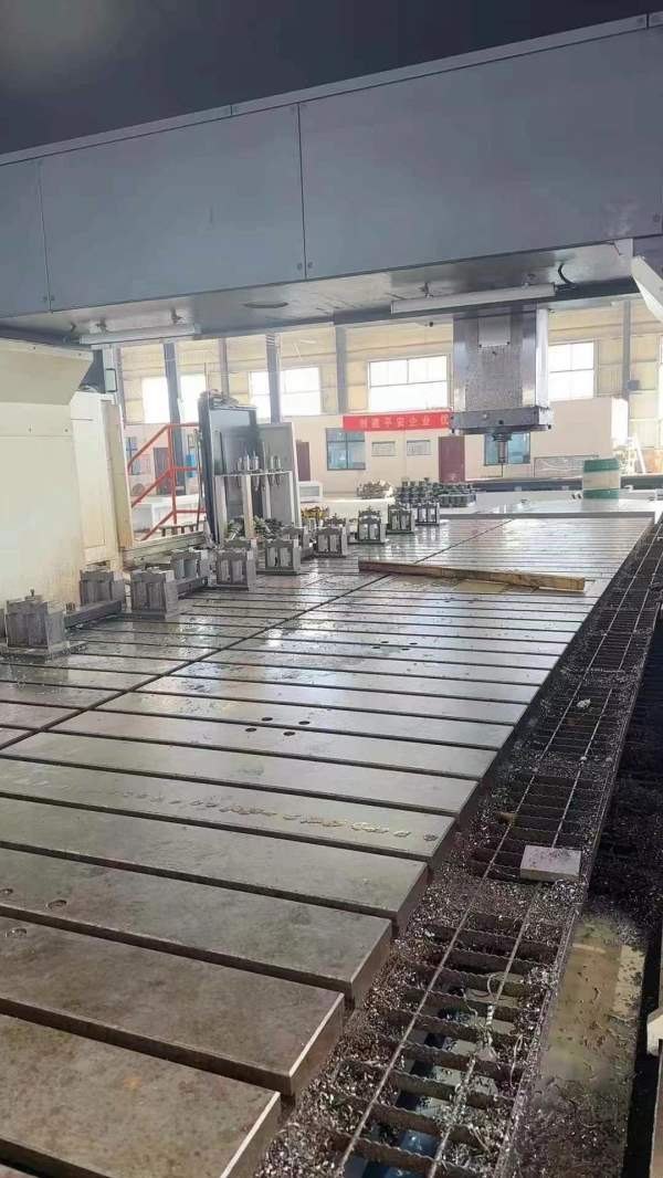 一台纽威6033龙门带自动头一台纽威8033龙门，带自动头.