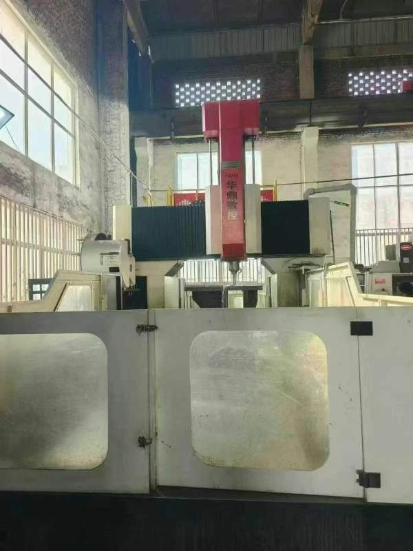 工厂在位出售，价格不高华鼎4022数控龙门加工中心工作.