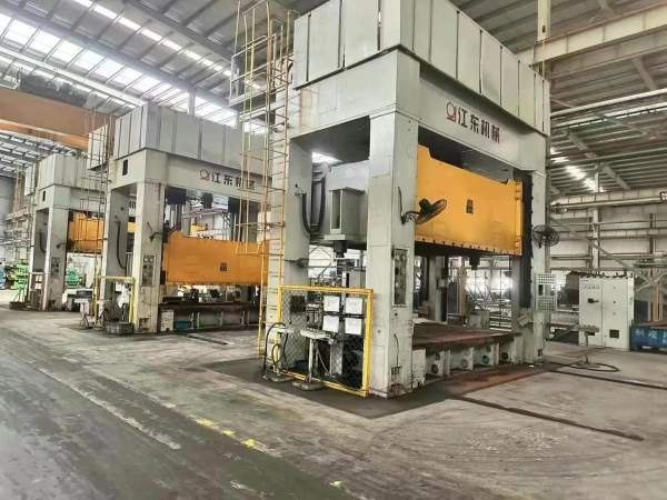 江东630吨框架液压机，后两台_大台面