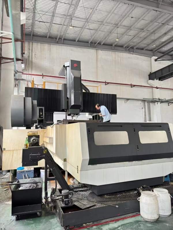 仓库到货一台：友佳3025龙门加工中心：工作台32米，门.