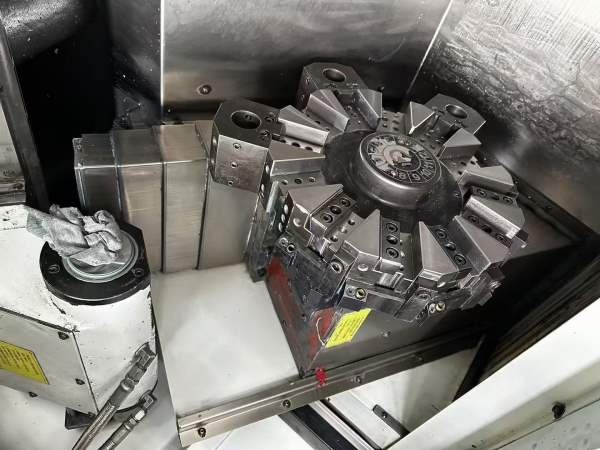 9.5新程泰GLS200数控车床，线轨机。加配10寸卡盘，对.