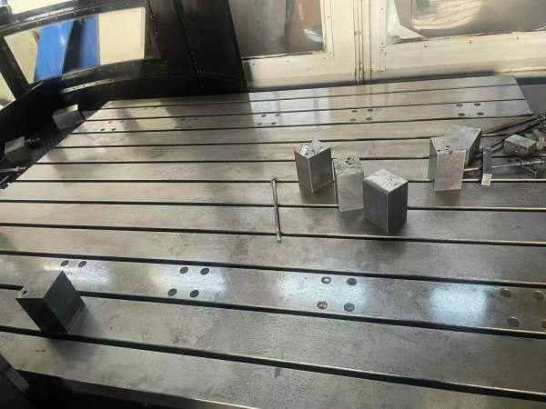 刚刚买下国盛3027龙门加工中心  工作台3X2.3门宽2.7米.