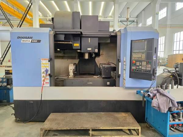斗山Mynx5450加工中心，三轴硬轨，BT50主轴，24把刀库.