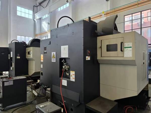 斗山Mynx5450加工中心，三轴硬轨，BT50主轴，24把刀库.