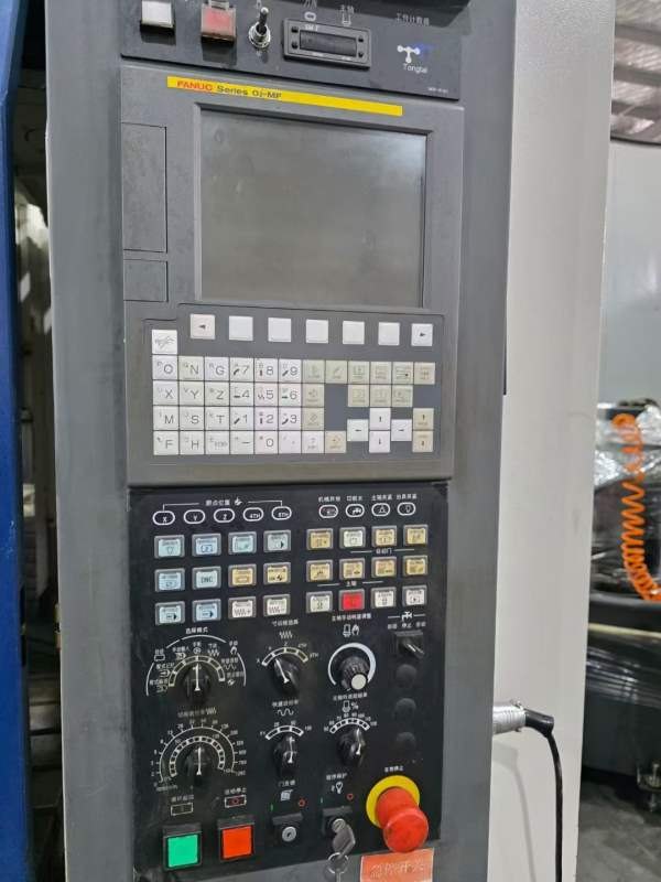同款两台台湾东台1060加工中心，带70公斤中心出水，后.