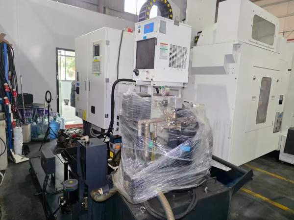 同款两台台湾东台1060加工中心，带70公斤中心出水，后.