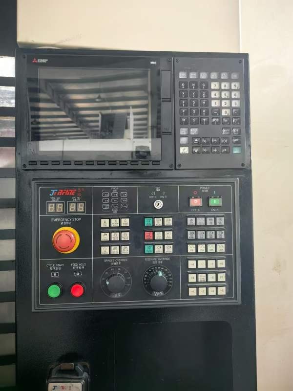 乔锋1370加工中心三轴滚柱线轨.三菱M80A系统BT40主轴8.
