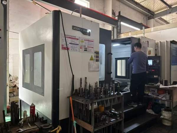 苏州工厂在位，2023年尧天数控YV-1580，仅使用1000多.