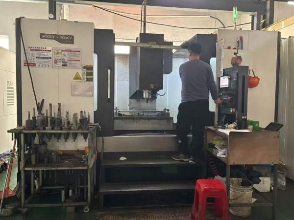 苏州工厂在位，2023年尧天数控YV-1580，仅使用1000多.