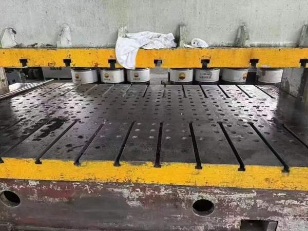 沈阳工厂2台南通框架液压机一台1600吨，有效台面2.5x4.