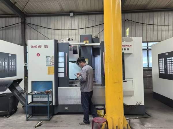 刚刚买下三台大型加工中心1. 1890加工中心:发那科系统.
