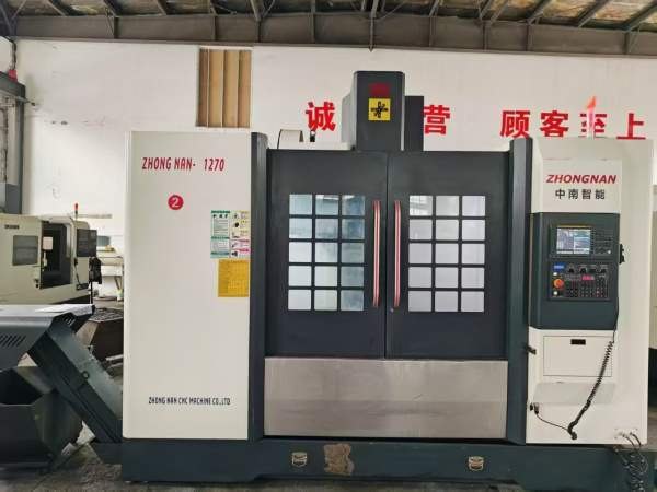 新到一台2023年南通中南重型1270加工中心，BT50齿轮头.
