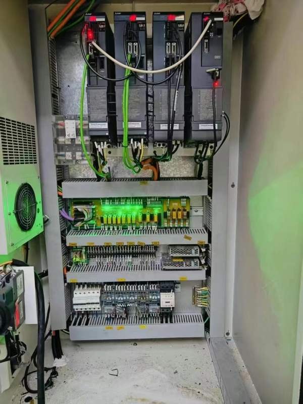 广东泽旭1160加工中心带模具包的一米机到货了，新到三.