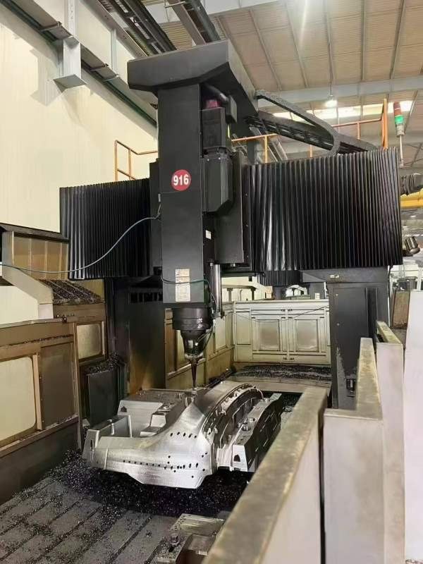 威力421Z龙门铣床。工作台2x4米，门宽2.3米，门高1.7.