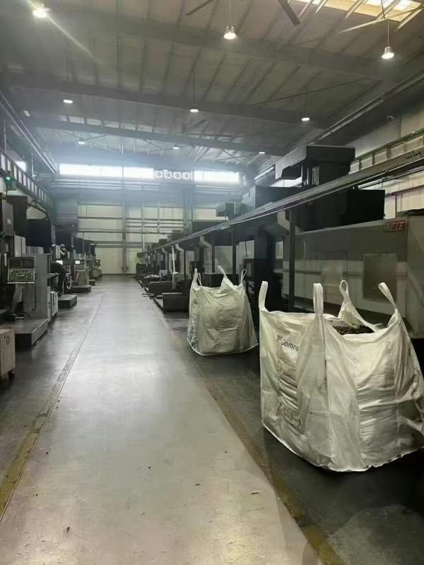 威力421Z龙门铣床。工作台2x4米，门宽2.3米，门高1.7.