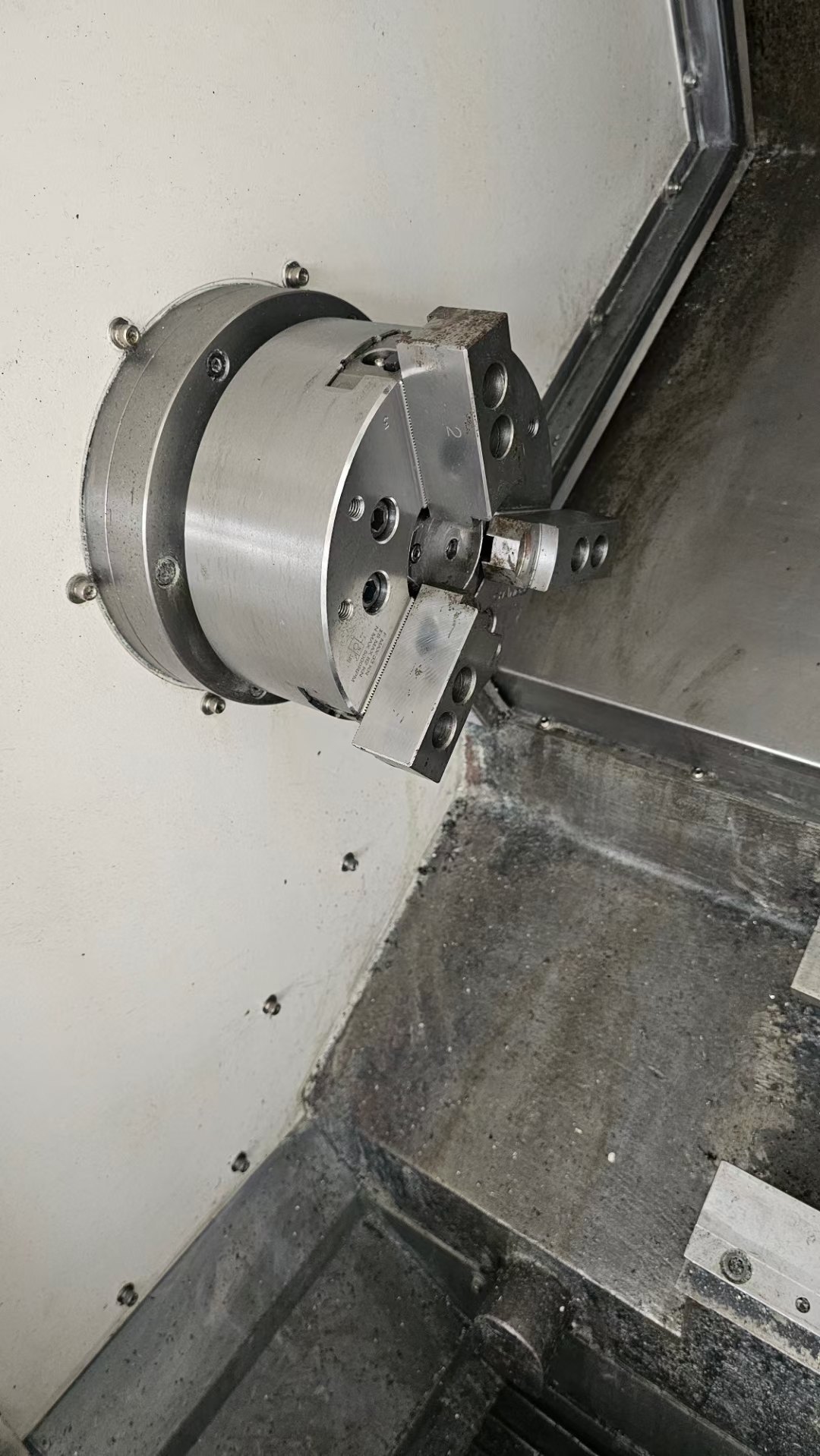 杭州惠勒LT-210，8寸卡盘主轴电机11/15KW，回转直径51.