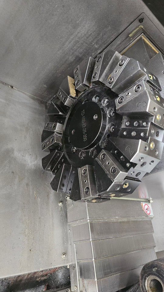 杭州惠勒LT-210，8寸卡盘主轴电机11/15KW，回转直径51.