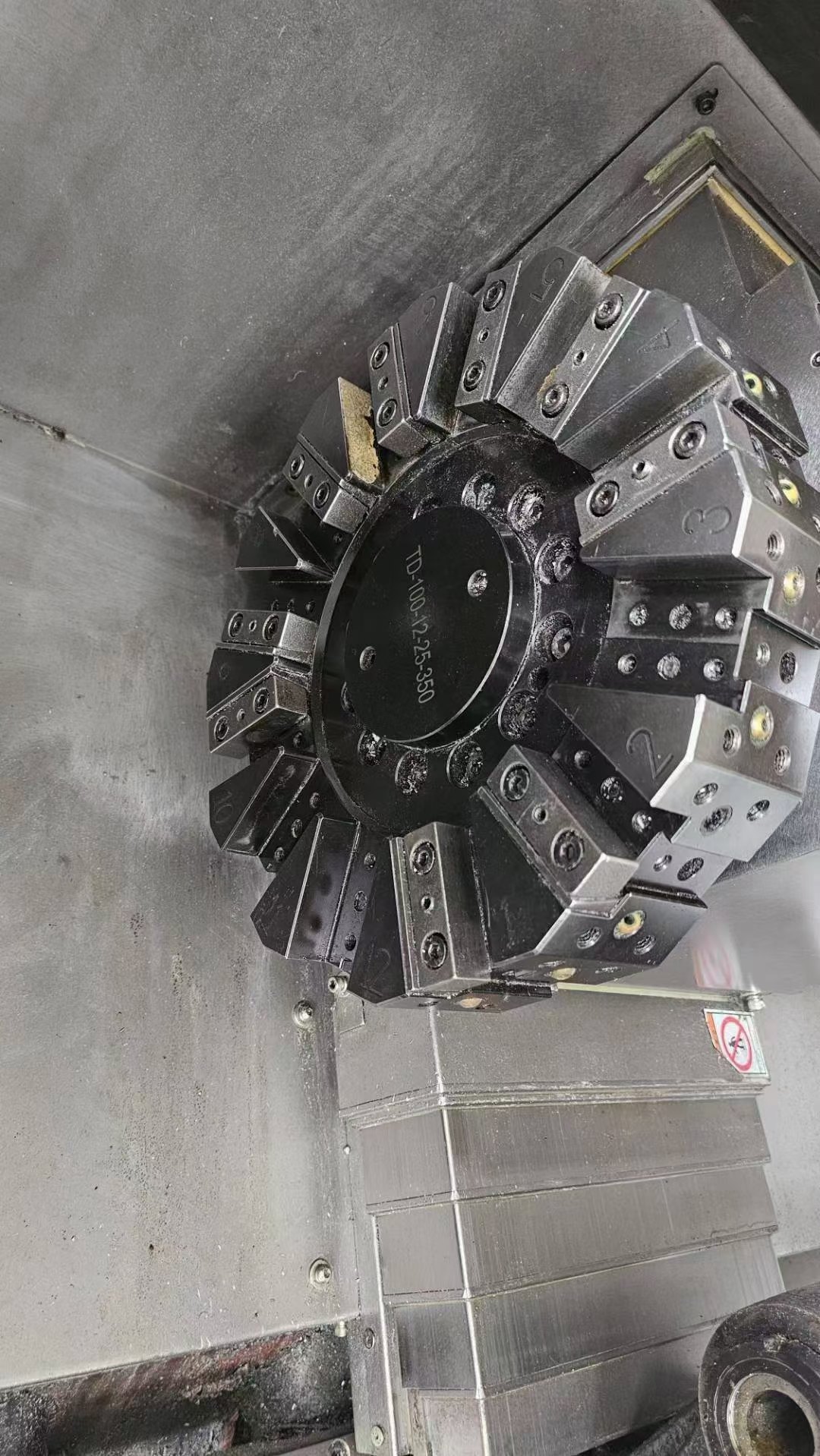 杭州惠勒LT-210，8寸卡盘主轴电机11/15KW，回转直径51.