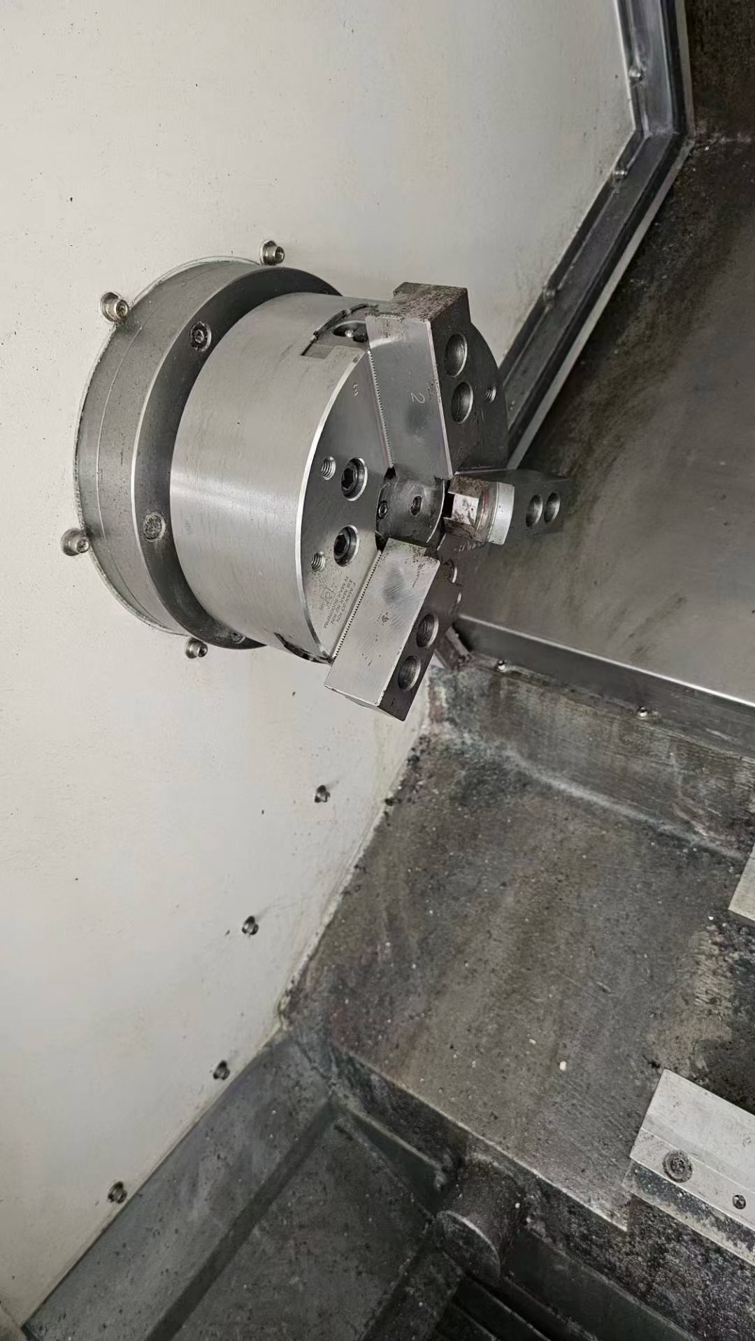 杭州惠勒LT-210，8寸卡盘主轴电机11/15KW，回转直径51.