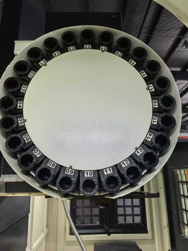 上海永硕YSL-1160加工中心两线一硬导轨，三菱M80系统B.