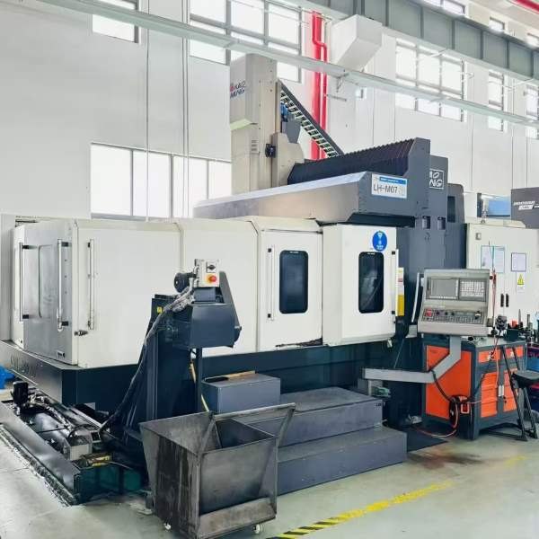 台湾高明KMC-2000SV龙门加工中心，九成新，安装少用，.