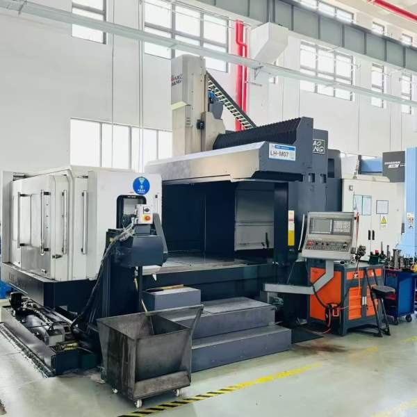 台湾高明KMC-2000SV龙门加工中心，九成新，安装少用，.