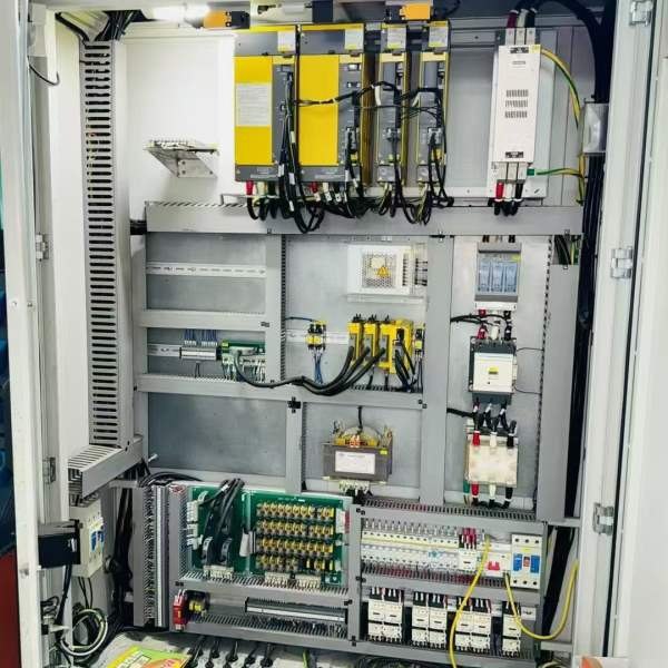 台湾高明KMC-2000SV龙门加工中心，九成新，安装少用，.