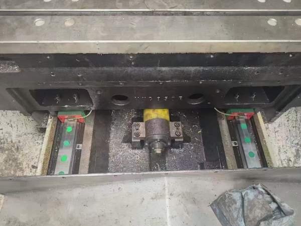 刚到一台准新机，国盛855加工中心，40主轴，8000转，.