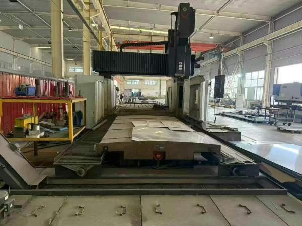 南京工厂刚买一台9成新宁波海天2840数控龙门，工作台2.