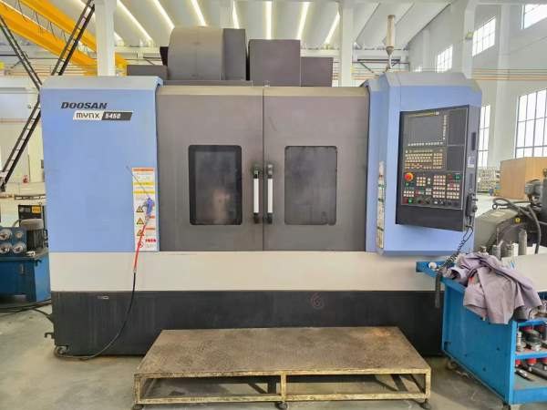 同款三台韩国斗山Mynx5450加工中心，三轴硬轨，配BT50.