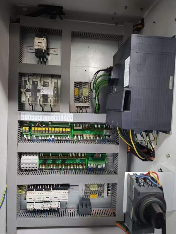 同款两台巨高VL850B立式加工中心三轴线轨.三菱M80系统.