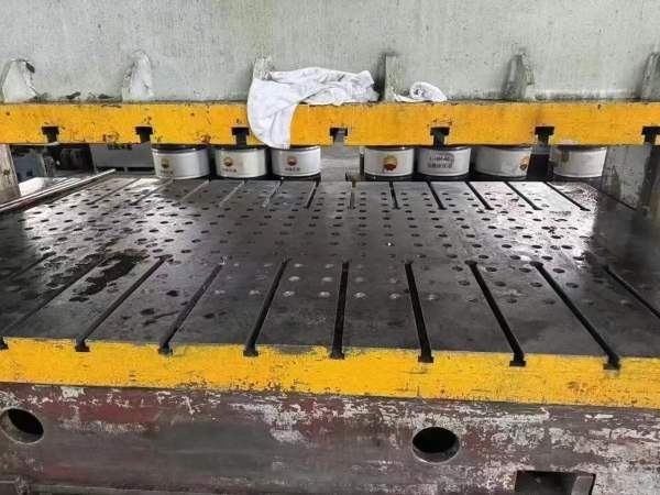 沈阳工厂2台南通框架液压机一台1600吨，有效台面2.5x4.