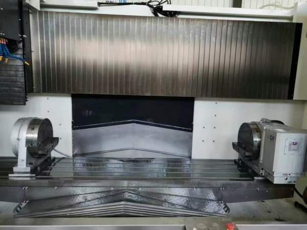 重庆4台2550加工中心，BT40龙门架结构，配台湾320四轴.