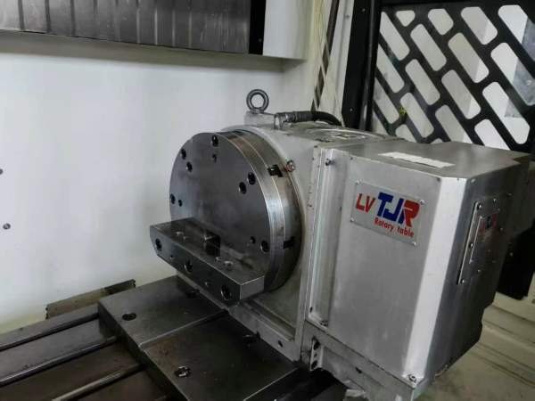 重庆4台2550加工中心，BT40龙门架结构，配台湾320四轴.