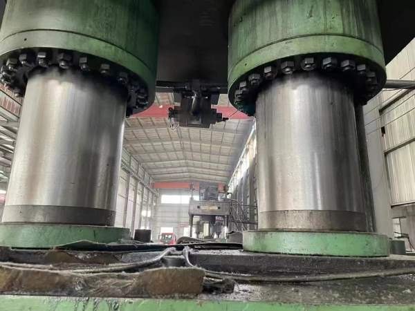 南通1000，台面1.6米1.8米，开口1.6，油缸行程900，中.