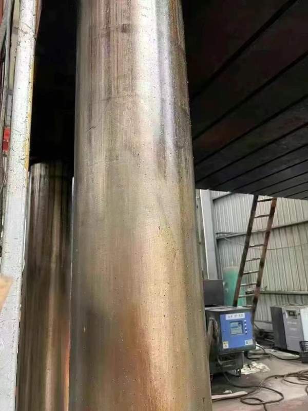 南通2500吨四柱液压机一台。有效台面2.3x4米。多点顶.