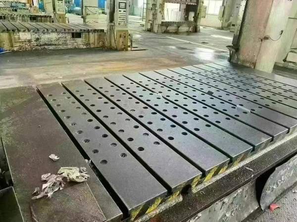 上海工厂出售： 合肥锻压1250吨台面2.24.2米开口2米