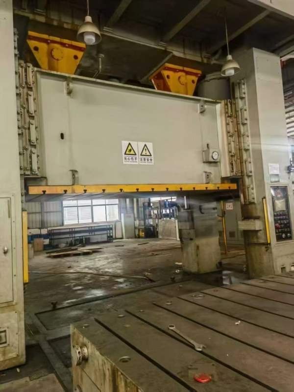 广东锻压800吨双点冲床，台面40001800，前移工作台，.