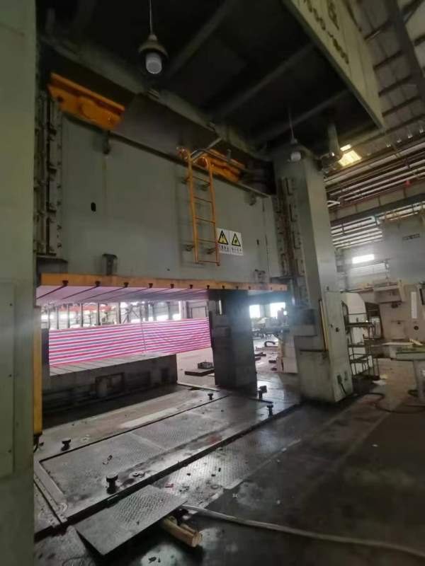 广东锻压800吨双点冲床，台面40001800，前移工作台，.