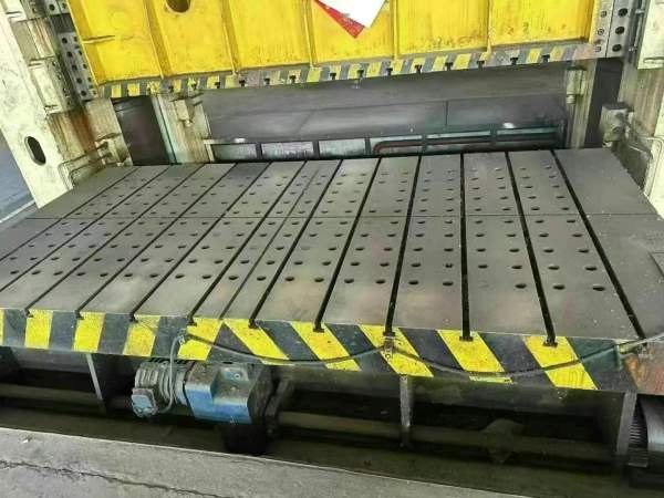 徐州1400T框架液压机，移动工作台2X4米，多点顶出，开.