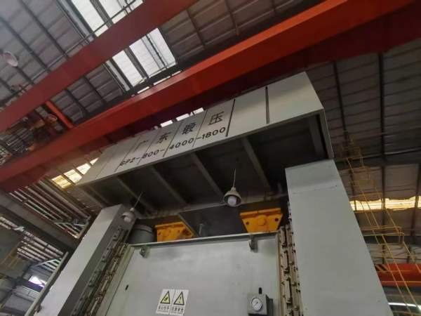 广东锻压800吨双点冲床，台面40001800，前移工作台，.