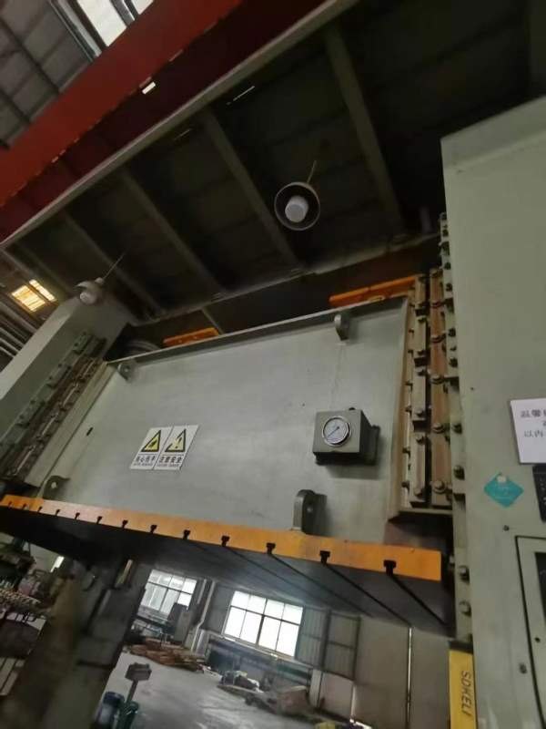 广东锻压800吨双点冲床，台面40001800，前移工作台，.